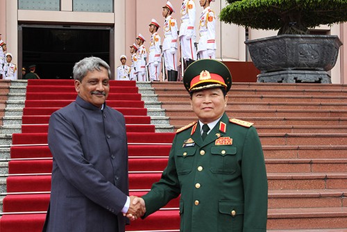 Министр обороны Вьетнама провел переговоры с главой Минобороны Индии - ảnh 1